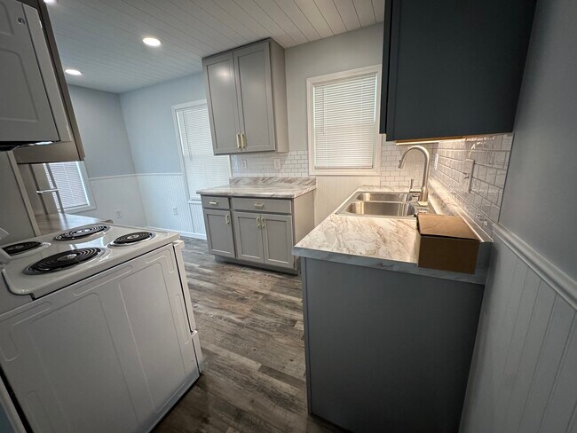 Building Photo - 1629 Kingston Rd