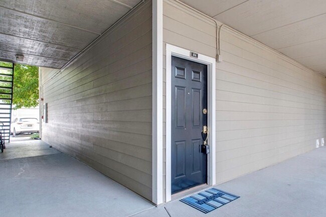 Building Photo - 2025 Woodmont Blvd