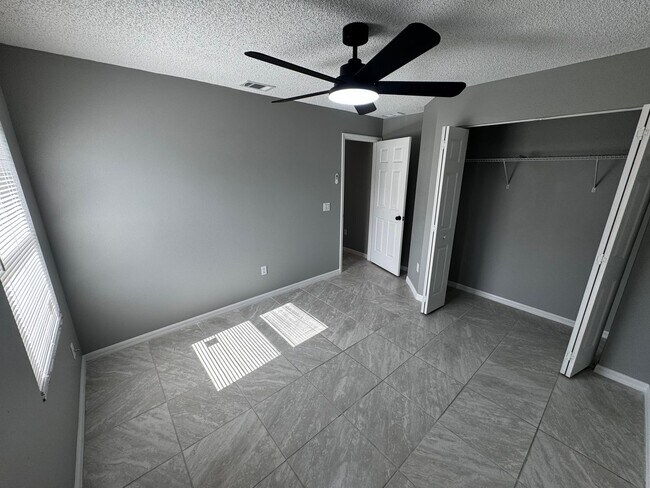 Building Photo - Beautifully Maintained 3BR/2BA Home with Fenced Yard & Sunroom in Ocala