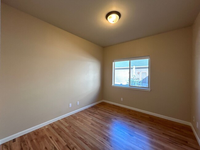 Building Photo - 3 Bedroom/ 2 Bathroom Home NW Redmond