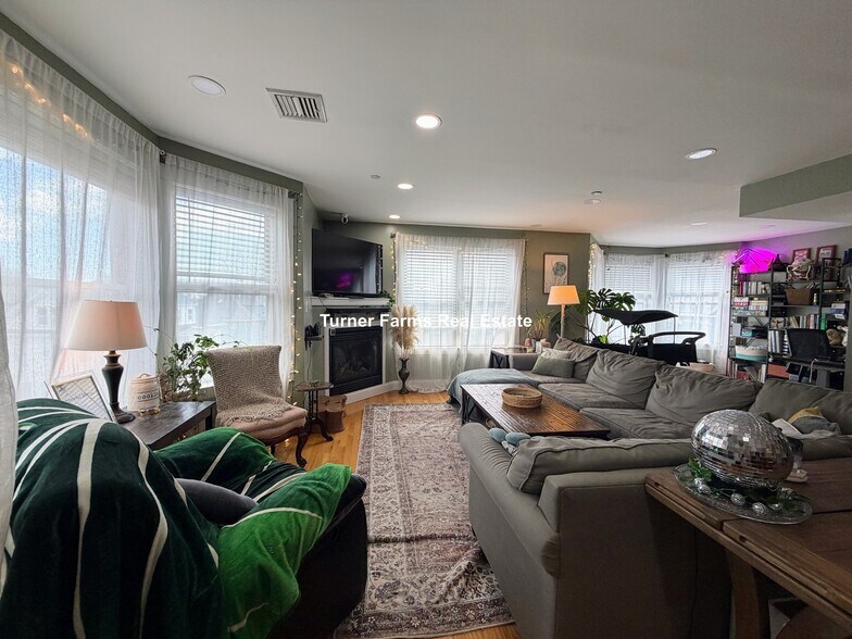 Building Photo - 31 Humphreys St