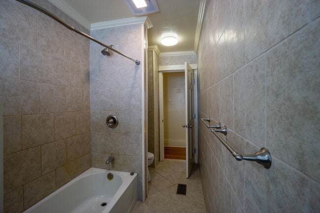 Building Photo - AVAIL 6/1/26 - Charming 5 bedroom Home wit...