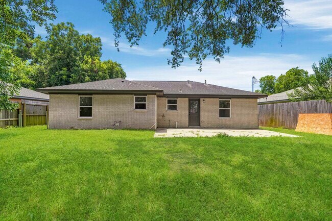 Building Photo - 913 Meadowlane St