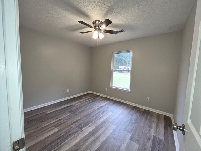 Building Photo - NEW LISTING!