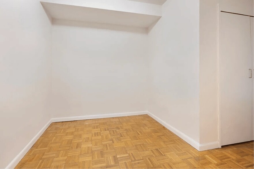 Building Photo - 402 E 90th St