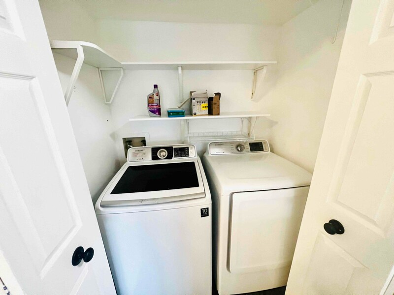 Building Photo - 124 April Point Dr S