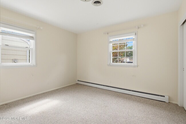 Building Photo - 943 Edgebrook Dr N