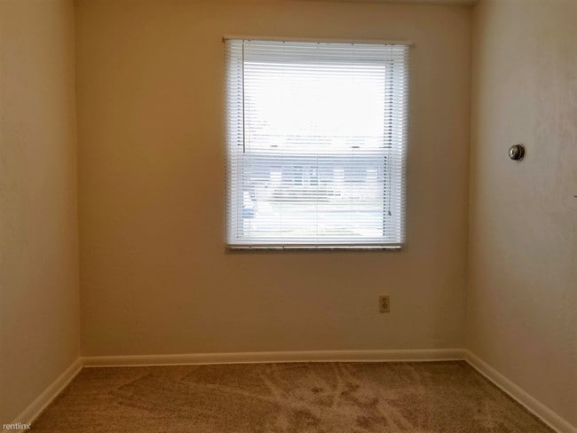 Building Photo - 2 br, 1 bath Townhome - 700 Hemlock Square