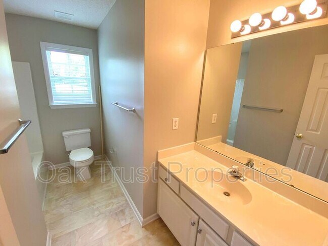 Building Photo - 110 Summer Trace Dr