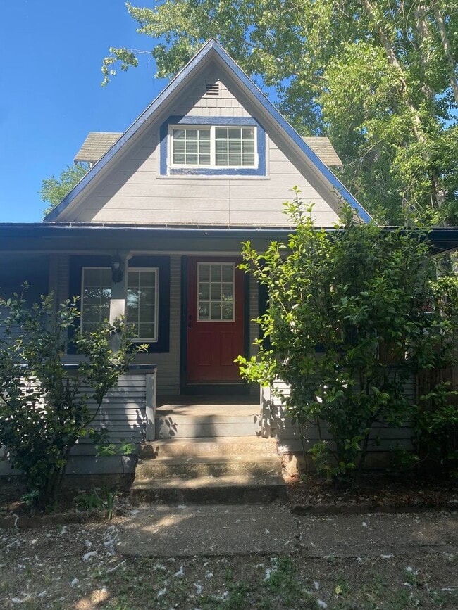 Building Photo - Recently updated - 4 Bedroom, 1 bath home ...