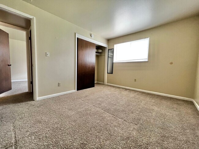 Building Photo - **Charming 2-Bedroom Downstairs Unit in Pr...
