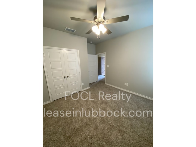 Building Photo - 3 bed 2 bath Open Concept