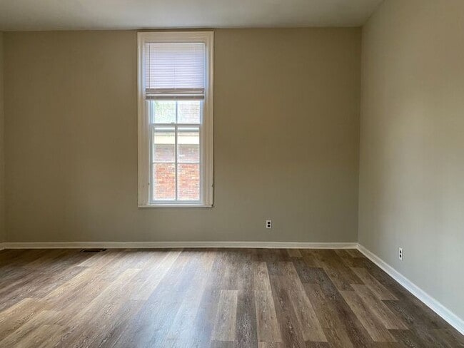 Building Photo - For Rent - Renovated One Bedroom Unit in G...