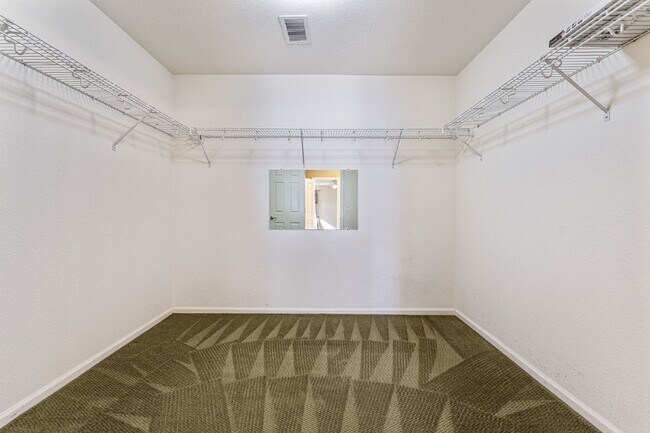 Building Photo - Lovable 3 Bed, 2.5 Bath Single Family Thor...