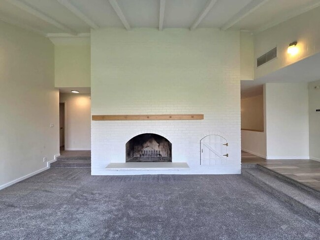 Building Photo - Stunning 4 Bedroom, 3 Bathroom Home, with ...