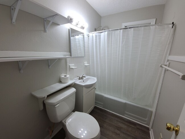 Building Photo - 2 bedroom 1 bath house w/ bonus room off G...
