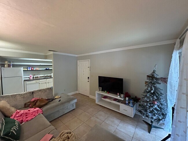 Building Photo - Creekside Villas A4