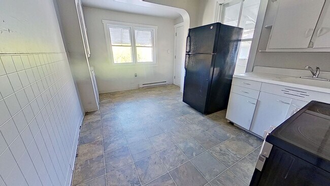 Building Photo - Second-Floor Apartment Accepting Housing Vouchers - MOVE IN SPECIAL