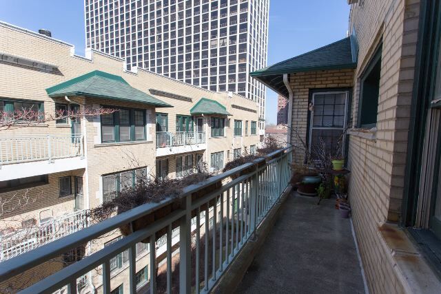 Building Photo - 4312 N Clarendon Ave