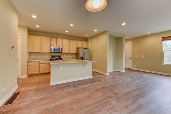 Building Photo - Beautiful 3 bed Uptown Broomfield Townhome...