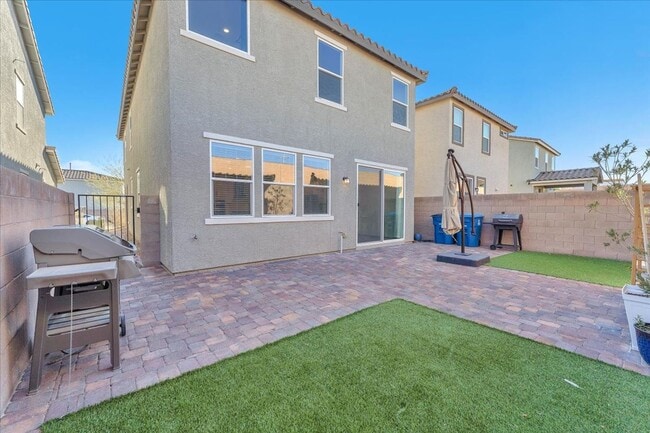 Building Photo - Gorgeous Five Bedroom in the SW! Solar panels!