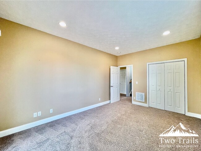 Building Photo - LUXURY MOUNTAIN LIVING IN GATED COMMUNITY