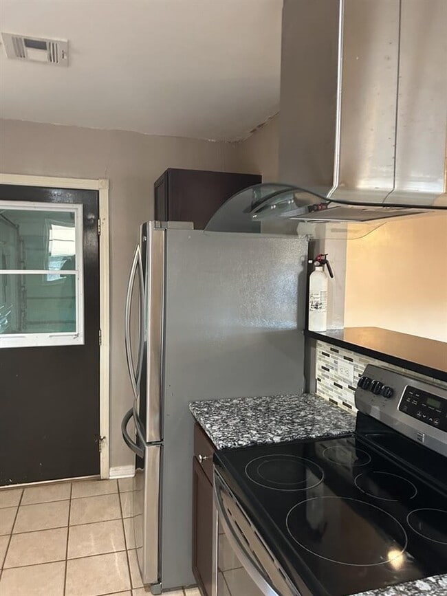 Building Photo - 4708 SE Sunnymeade