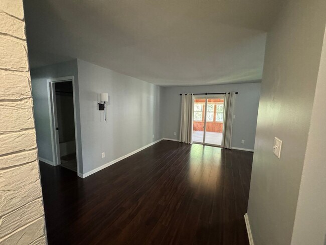 Building Photo - 209 W Royal Dr