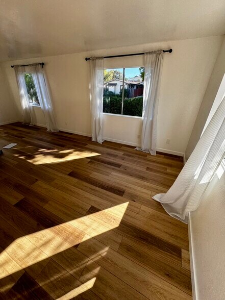 Building Photo - 658 W 23rd St