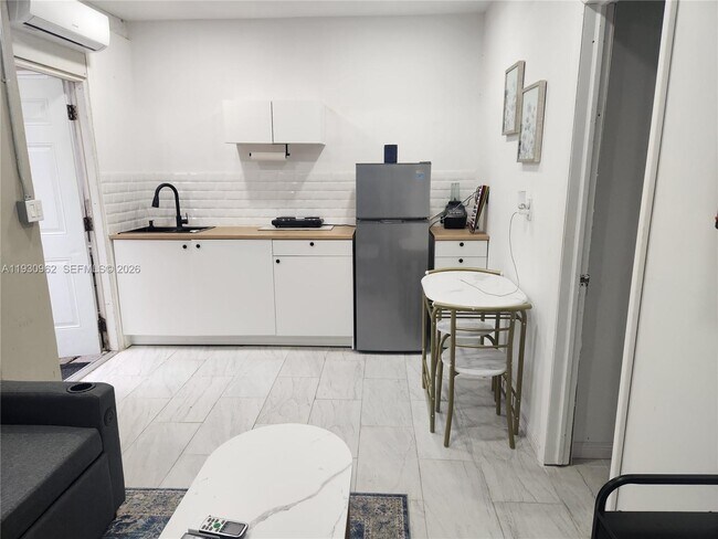 Building Photo - 1385 NE 133rd St