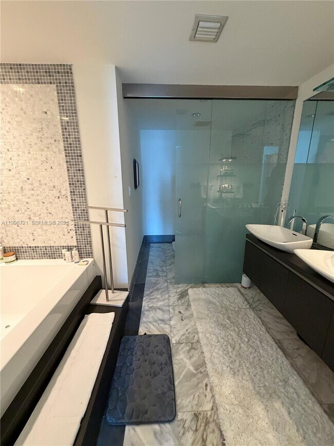 Building Photo - 200 Biscayne Blvd Way