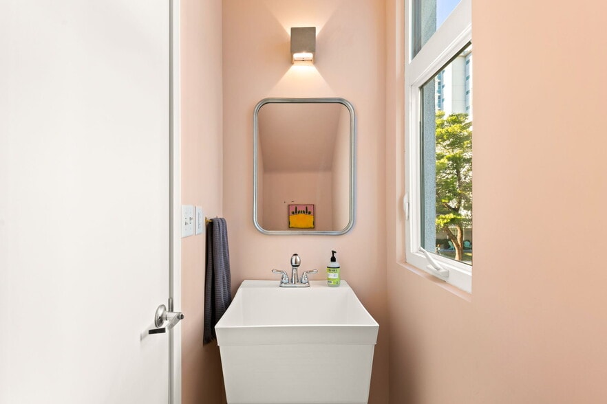 1/2 bath - 519 S 6th St