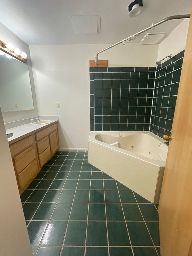 Building Photo - 926 Sylvan Ave