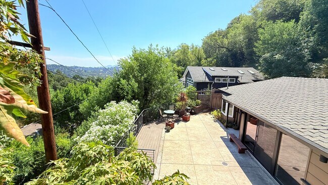 Building Photo - 18 S Trail