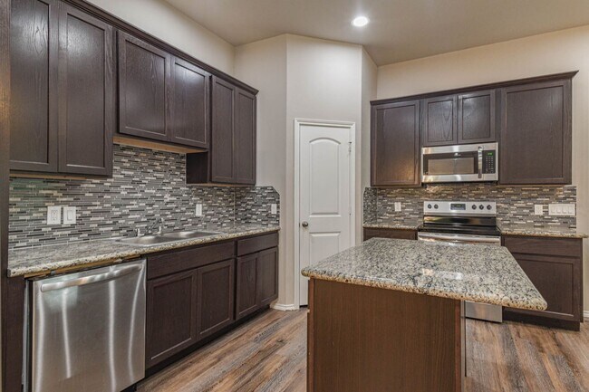 Building Photo - 15633 Sycamore Dr