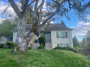 Building Photo - 3414-3418 SE Vineyard Rd Milwaukie, OR 97267