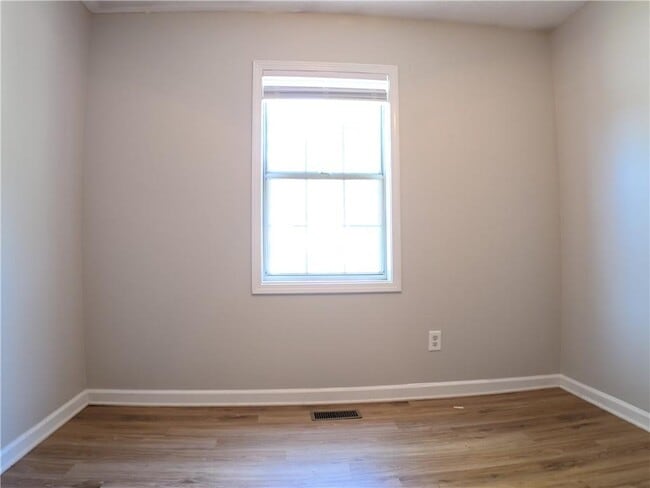 Building Photo - 2575 Overlake Dr