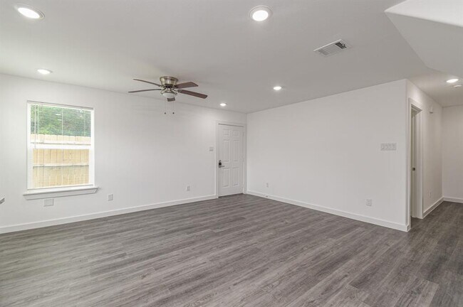 Building Photo - 7802 Crestview Dr