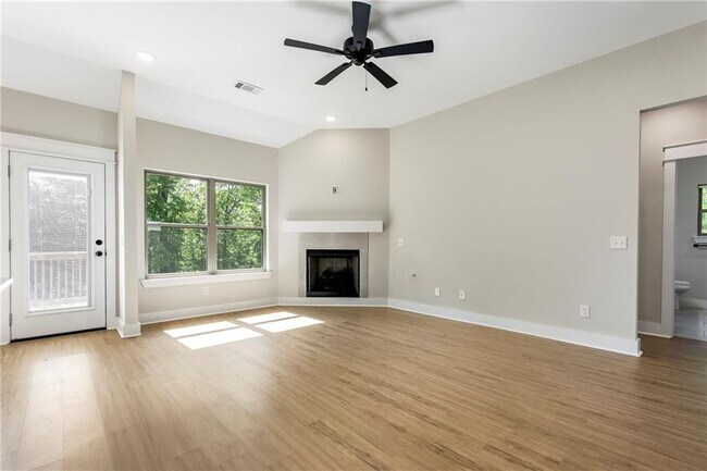 Building Photo - 19 Theale Ln