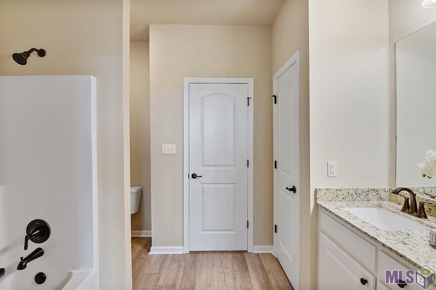 Building Photo - 2948 S Roth Ave