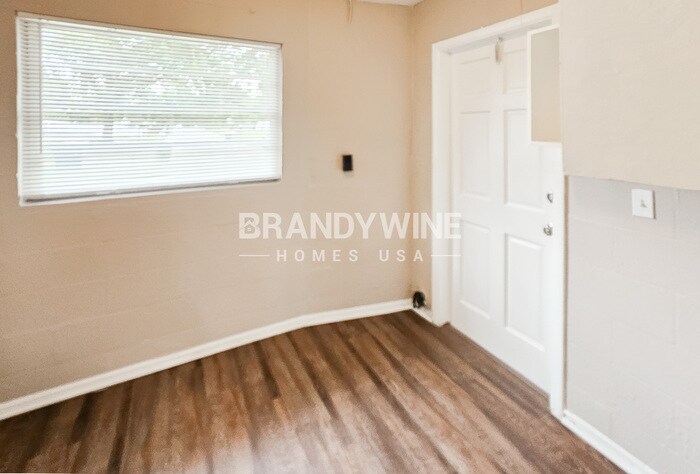 Building Photo - 2402 E Bougainvillea Ave
