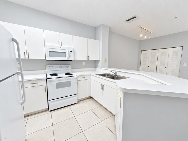 Building Photo - 615 Fairway Dr
