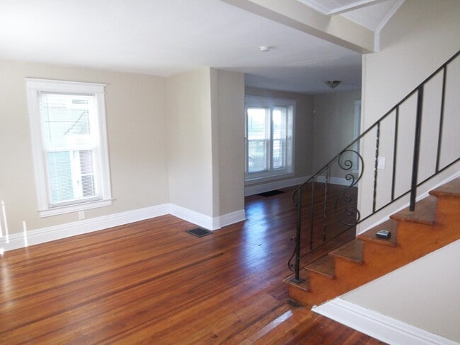 Building Photo - 126 Barton St