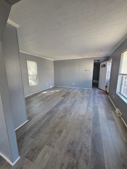 Building Photo - 1511 Mydland Rd