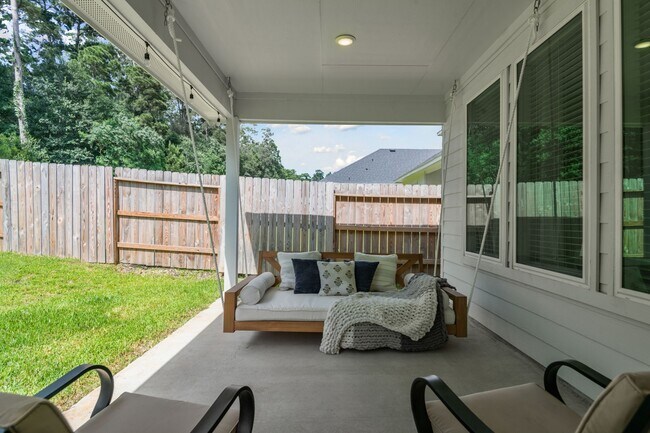 Building Photo - 560 Newcomb Holw Dr