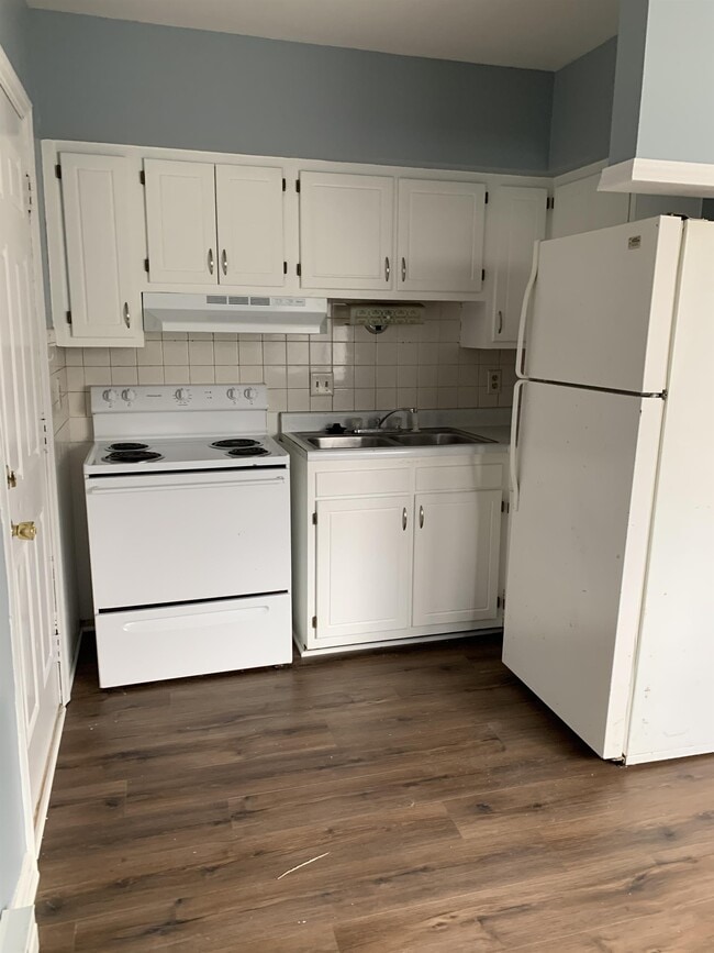 Building Photo - 1126 E State St