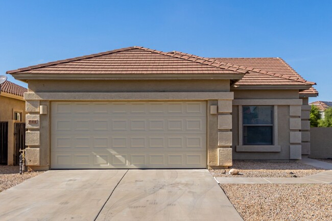 Building Photo - Check out this 3 bed/2 bath LARGE CORNER LOT!