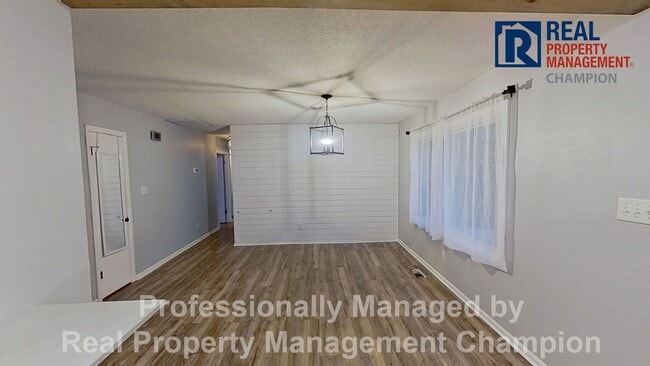 Building Photo - Adorable 3 BD/2 BA with Large Lot on Cul-de-Sac