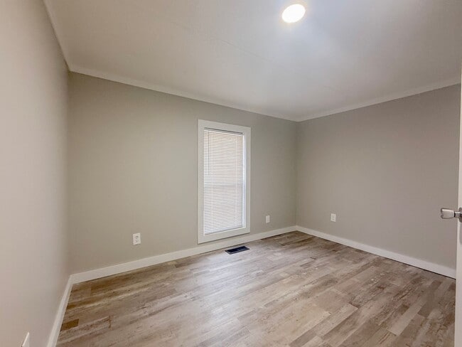 Building Photo - 3-Bedroom Single-Family Home with Hardwood Floors and Carport in Sparta