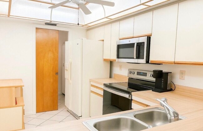 Kitchen with appliances - 250 S Sykes Creek Pky